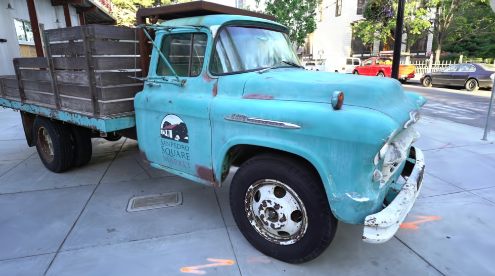 Gaussian Splatting render of a vintage truck compared to ground truth photograph, demonstrating near-photographic accuracy