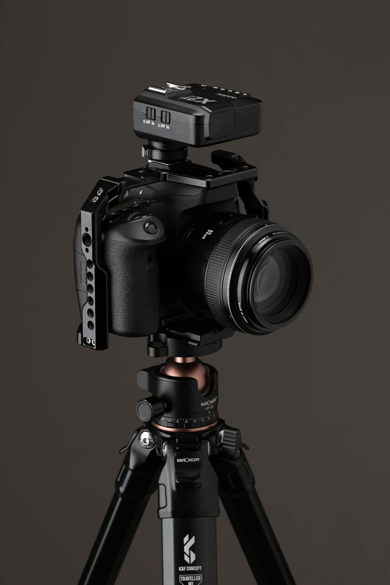 Professional DSLR camera with lens mounted on a K&F Concept tripod, representing the standard photography equipment that can be used for Gaussian Splatting capture